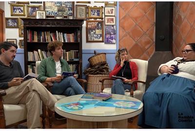 Jan Butí i Aleix Ruiz amb Anna Gómez, de Dignitat a les Vies, i amb Carme Fernández, de Dignitat Bus Vilanova. Eix