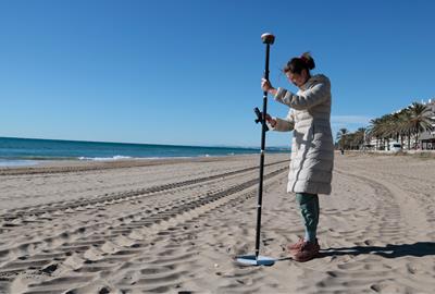 La platja de Calafell incorpora captadors eòlics per afavorir el manteniment de les dunes i la resiliència de l'entorn. ACN