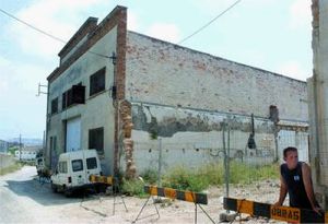 Uns Treballadors Troben Abandonat En Una Obra A Vilanova Un Cofre Amb Dinamita