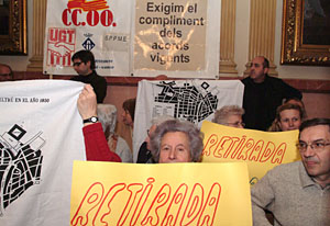 Els veïns de Cap de Creu i els treballadors municipals van assistir en l'últim ple exhibint pancartes. fdg/carles castro