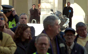 Esteve Orriols observant una assemblea de treballadors a la plaça de la Vila. fdg/carles castro