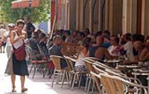 Imatge de la terrassa d'un bar, al municipi de Sitges. FdG