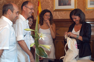 Els pabordes van obsequiar la ministra amb uns records de la festa major. fdg/rita lamsdorff