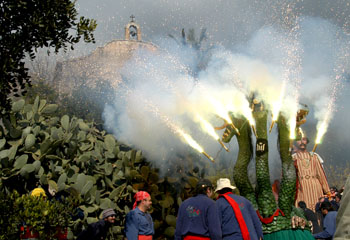 El Drac de tres caps de Ribes i els gegants a la baixada de l'ermita de Sant Pau. fdg/rita lamsdorff