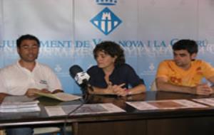 La regidora d'Esports i Joventut, Iolanda Sánchez, amb Jordi Pérez, del Club Triatlò VNG i el tècnic d'Esports, Israel Millan. Solblau