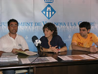 La regidora d'Esports i Joventut, Iolanda Sánchez, amb Jordi Pérez, del Club Triatlò VNG i el tècnic d'Esports, Israel Millan. Solblau