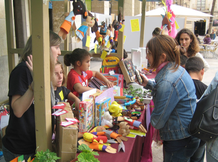 VD. Imatge d'arxiu del mercat de productes elaborats per alumnat de diverses escoles vilanovines