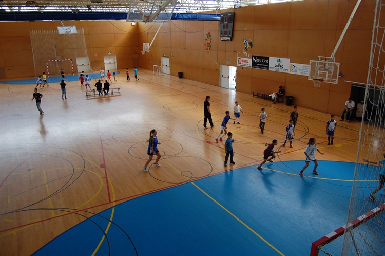 Imatge d'arxiu d'un partit de bàsquet escolar