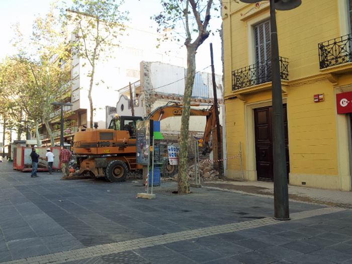 VD. Enderroquen l'edicifi de la rambla que Unesco Garraf volia preservar