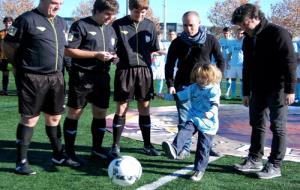 Ian Garcia, fent el servei d'honor acompanyat de José Mari  Bakero / X. Rondon