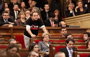 David Fernàndez (CUP) en el moment del seu vot per la investidura d'Artur Mas com a president de la Generalitat, al Parlament de Catalunya.  