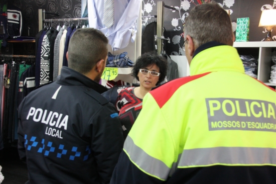 Agents de la Policia Local i dels Mossos conversen amb els comerciants de Calafell per donar a conèixer el dispositiu de seguretat Grèvol.  