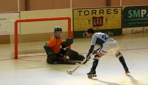 Sebas Moreno, executant la falta directa / cpvilafranca