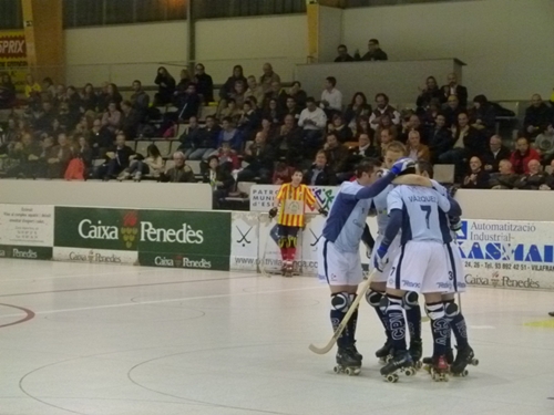 Els vilafranquins, celebrant un dels gols de la nit / cpvilafranca.com