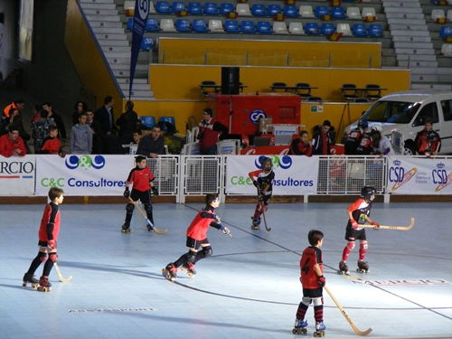 El prebenjamí, jugant contra el Biesca Gijón / CE Vendrell