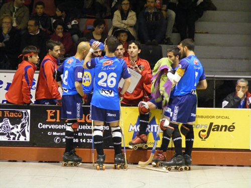 Els jugadors del CE Vendrell, durant un temps mort