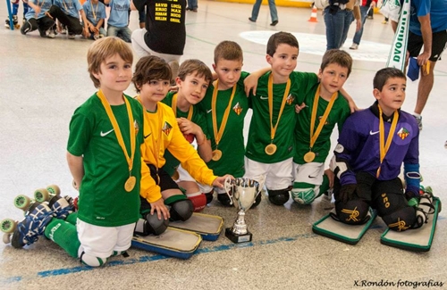 Els jugadors vilanovins, amb la copa i les medalles de campió / X. Rondon