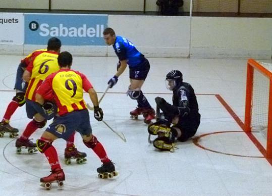 CP Vilafranca. Berna Garcia, autor de 2 gols, rodejat de tres defensors torderencs