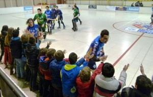 Els jugadors vilafranquins celebrant la victòria amb els els jugadors de la base del Club