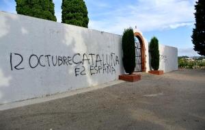 Fan pintades al mural independentista de Llorenç del Penedès