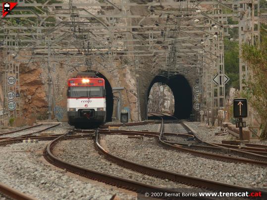 447 a l'entrada de l'estaciócde Garraf pel costat de Barcelona