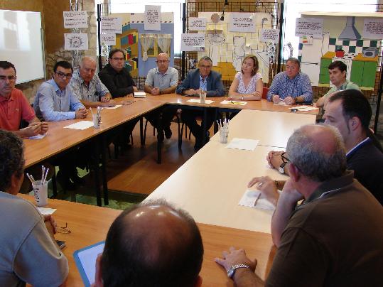 Sta Margarida  els Monjos. Reunió d'alcaldes i regidors pel tancament de Ceràmiques del Foix