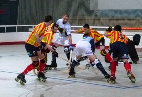 Jugadors del Vilafranca i el Tordera, disputant una bola