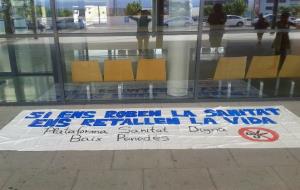 Acampen a les portes de l'hospital del Vendrell per reclamar una 