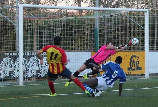 @lapreviafcv. Aturada del porter del Figueres a un xut de Santi Triguero