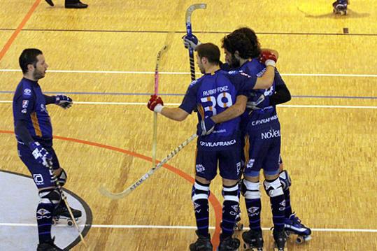 Premsa CP Cerceda. Els jugadors del Pati Vilafranca celebren un gol