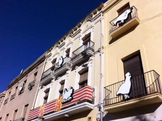 Ajuntament de Vilafranca. Gallines i gall ocupen la plaça de la Vila de Vilafranca