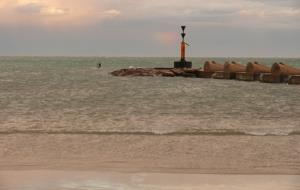 Imatges del temporal de #vent a la platja de Cubelles