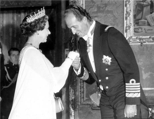 Eix. Juan Carlos I de Borbón amb la reina Isabel II de Windsor