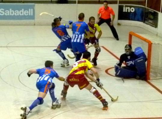 CP Vilafranca. Xavi Caldú entrant amb la bola controlada a làrea del Voltregà