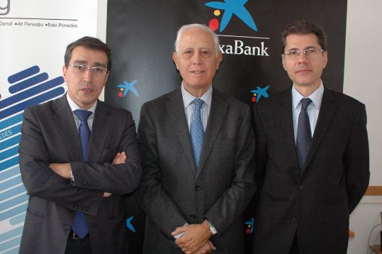 ADEG. Xavier Saumell, de CaixaBank Alt Penedès, Xavier Cardona, de l'ADEG, i Joaquim Carcereny, CaixaBank Garraf