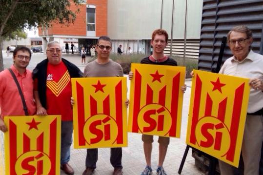 Diversos membres d'Òmnium Alt Penedès, l'ANC i la Comissió 11 de setembre, mostrant els cartells amb estelada que han hagut de retirar. Òmnium Alt Pen