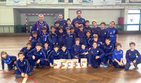 Eix. Els jugadors amb els entrenadors al bell mig de la pista de la União Desportiva Vilafranquense