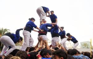 Els Llunàtics de la UPC de Vilanova tanquen la temporada castellera a la diada de Biologia de la UB. Jorge Sánchez