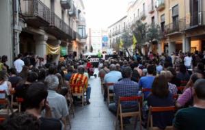 L'exdiputat al Parlament, David Fernández, i la número 4, Gabriela Serra, durant l'acte que ha organitzat la CUP aquest dijous al vespre a Vilafranca