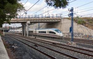 Berenguer Montserrat Robe. Lúltima versió del Pont de Moja, de Vilafranca del Penedès. Per lesquerra la xarxa dalta velocitat i per la dreta les vi