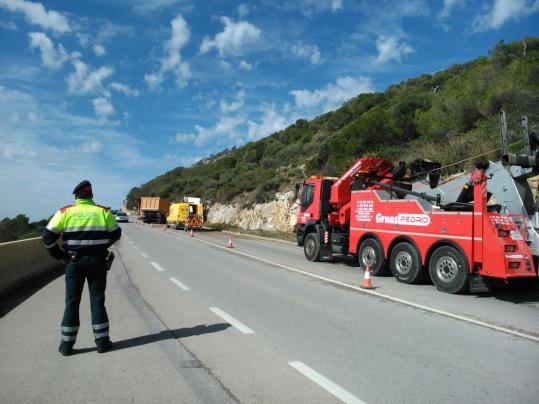 Accident d'un camió a la C-31, la carretera de les Costes del Garraf. Xavier Prat