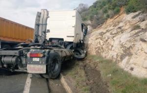 Accident d'un camió a la C-31, la carretera de les Costes del Garraf