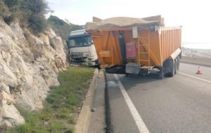 Accident d'un camió a la C-31, la carretera de les Costes del Garraf