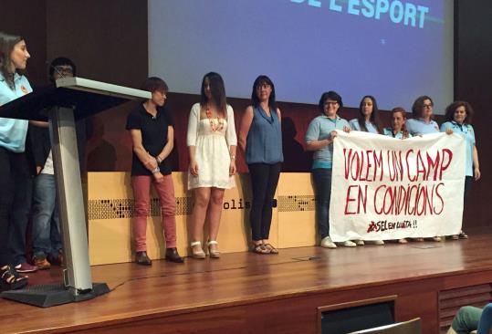 El sènior femení amb pancarta reivindicativa a la Nit de l’Esport. Eix