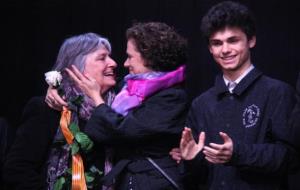 La germana, la filla i el nét de Muriel Casals, a l'escenari en finalitzar l'acte d'homenatge 