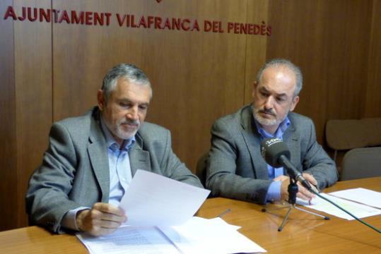 L'alcalde de Vilafranca del Penedès, Pere Regull, i el regidor de Benestar Social, Ramon Zaballa, en roda de premsa. Ajuntament de Vilafranca