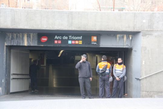 Tres vigilants de seguretat a les portes de l'estació de metro de la L1 . ACN