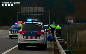 Un mosso fora de servei deté in fraganti tres homes que volien cometre un furt a l’autopista AP-7. Mossos d'Esquadra