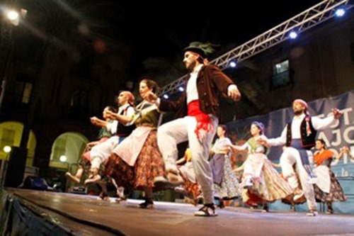 Una cinquentena de balladors de totes les èpoques en la 37a Nit de Dansa de Vilanova. Ajuntament de Vilanova