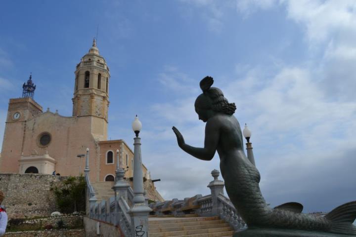 ‘La Sirena’ de Pere Jou ja torna a lluir a l’espigó de les escales de la Punta . Ajuntament de Sitges